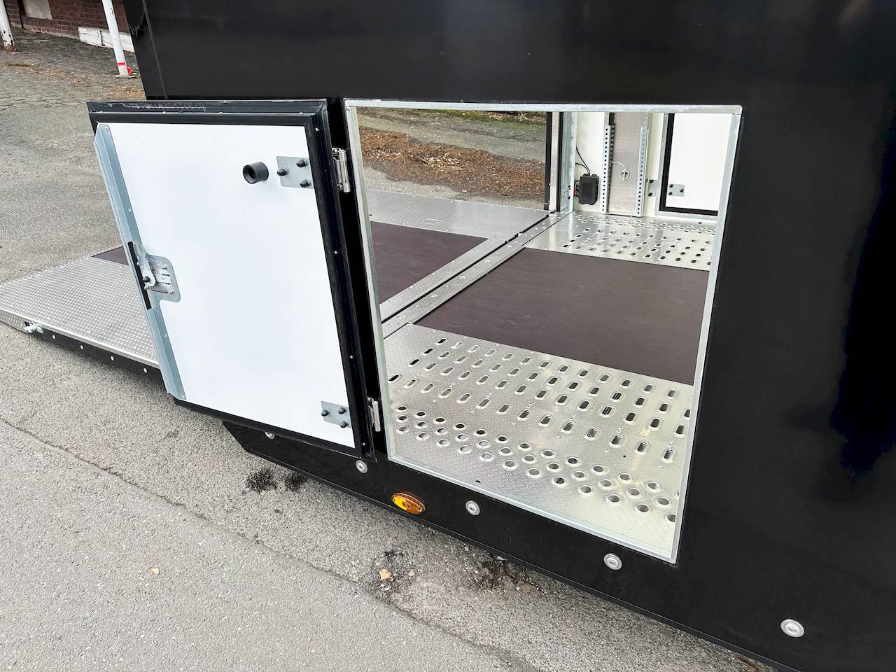 GESCHLOSSENER AUTOTRANSPORTER TRAILER - XXL - MIETEN