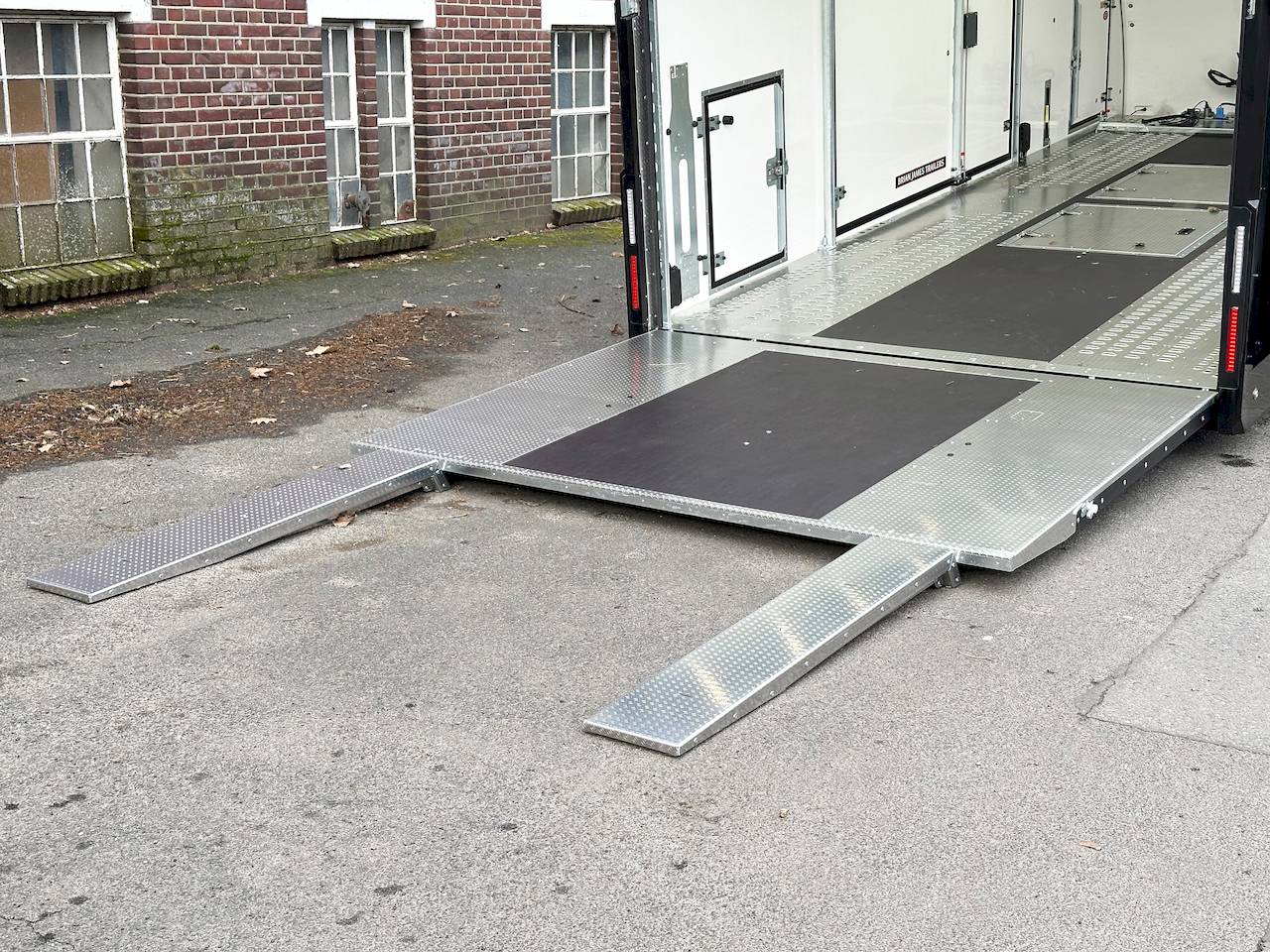 GESCHLOSSENER AUTOTRANSPORTER TRAILER - XXL - MIETEN