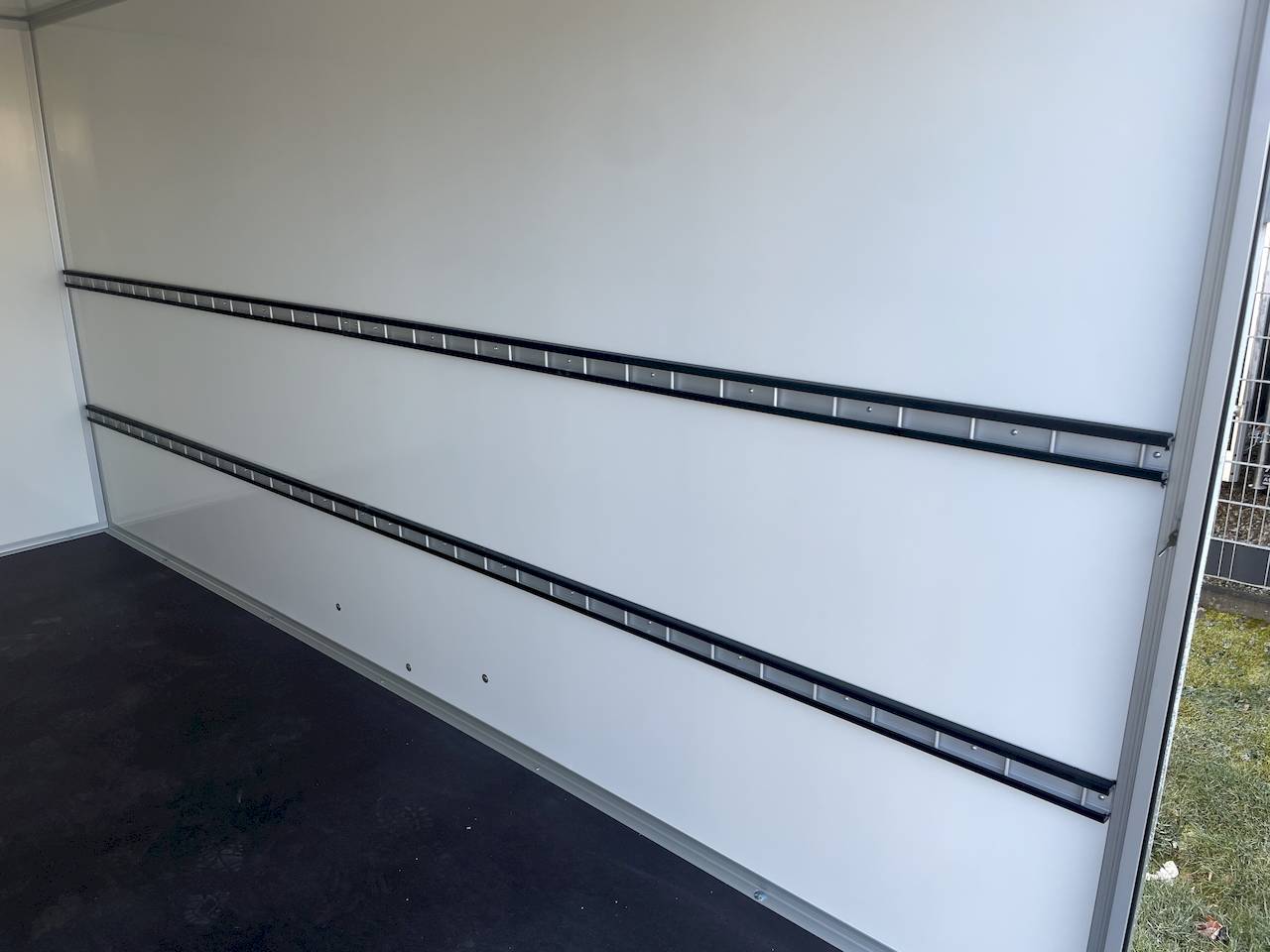 GESCHLOSSENER KOFFERANHÄNGER - XL +RAMPE - MIETEN