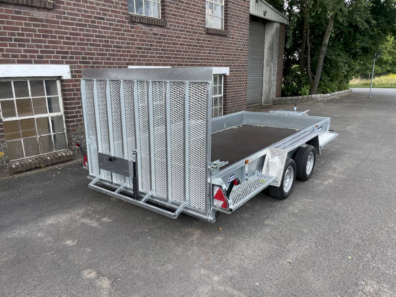 BAUMASCHINENANHÄNGER - XL - MIETEN