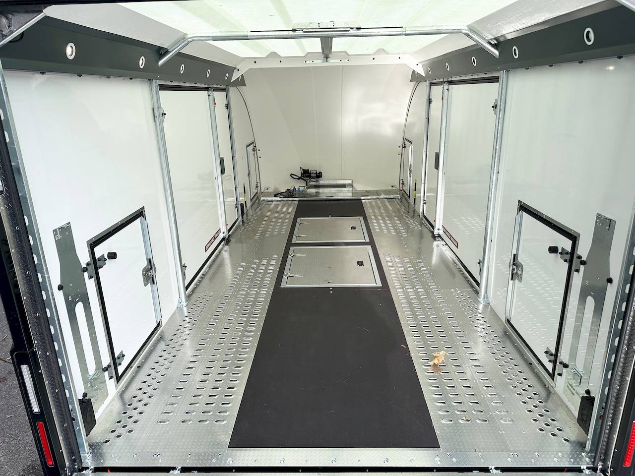 GESCHLOSSENER AUTOTRANSPORTER TRAILER - XXL - MIETEN