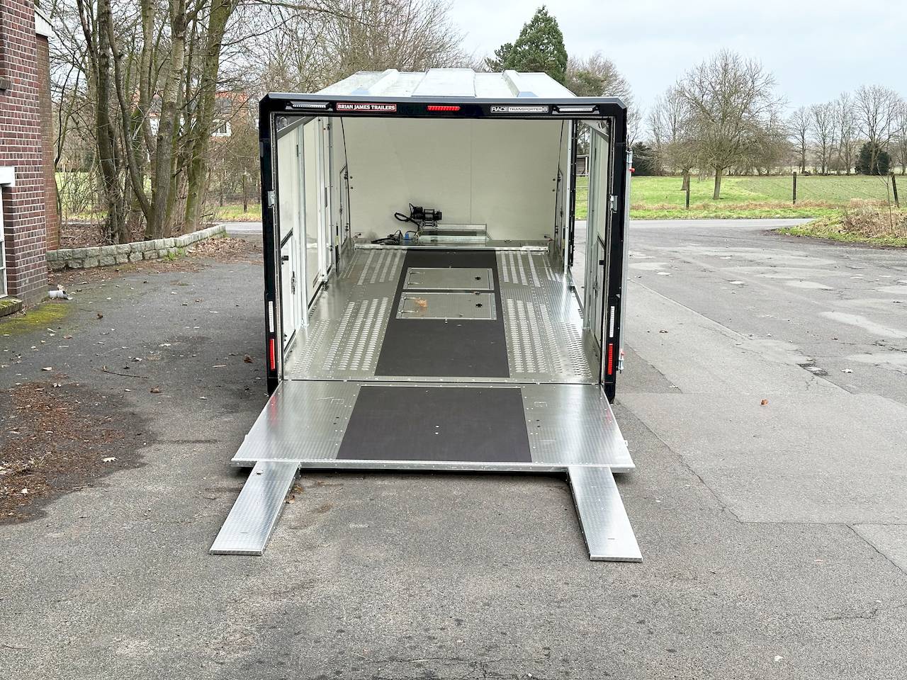 GESCHLOSSENER AUTOTRANSPORTER TRAILER - XXL - MIETEN